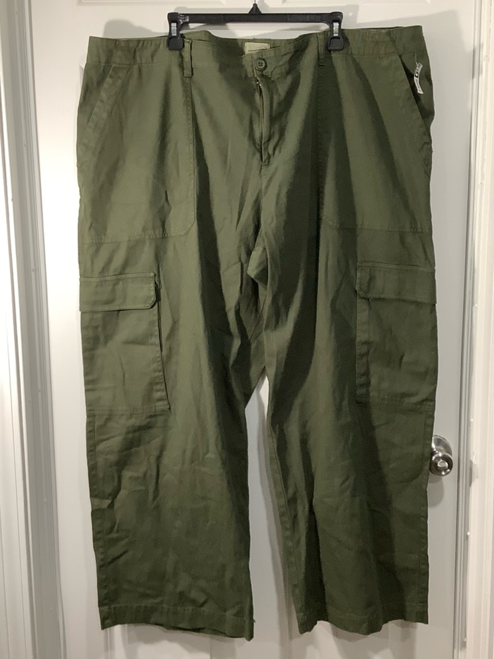Universal Thread women’s Olive Cargo Pants wide leg size 26. NWT